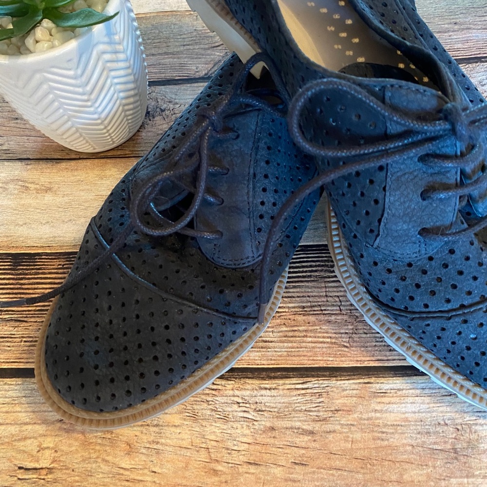 CLARKS Somerset Black Leather Perforated Flats 10 - Picture 3 of 6